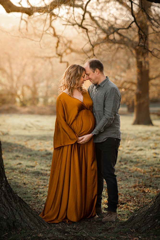 Husband and wife on their Outdoor London Maternity Photoshoot